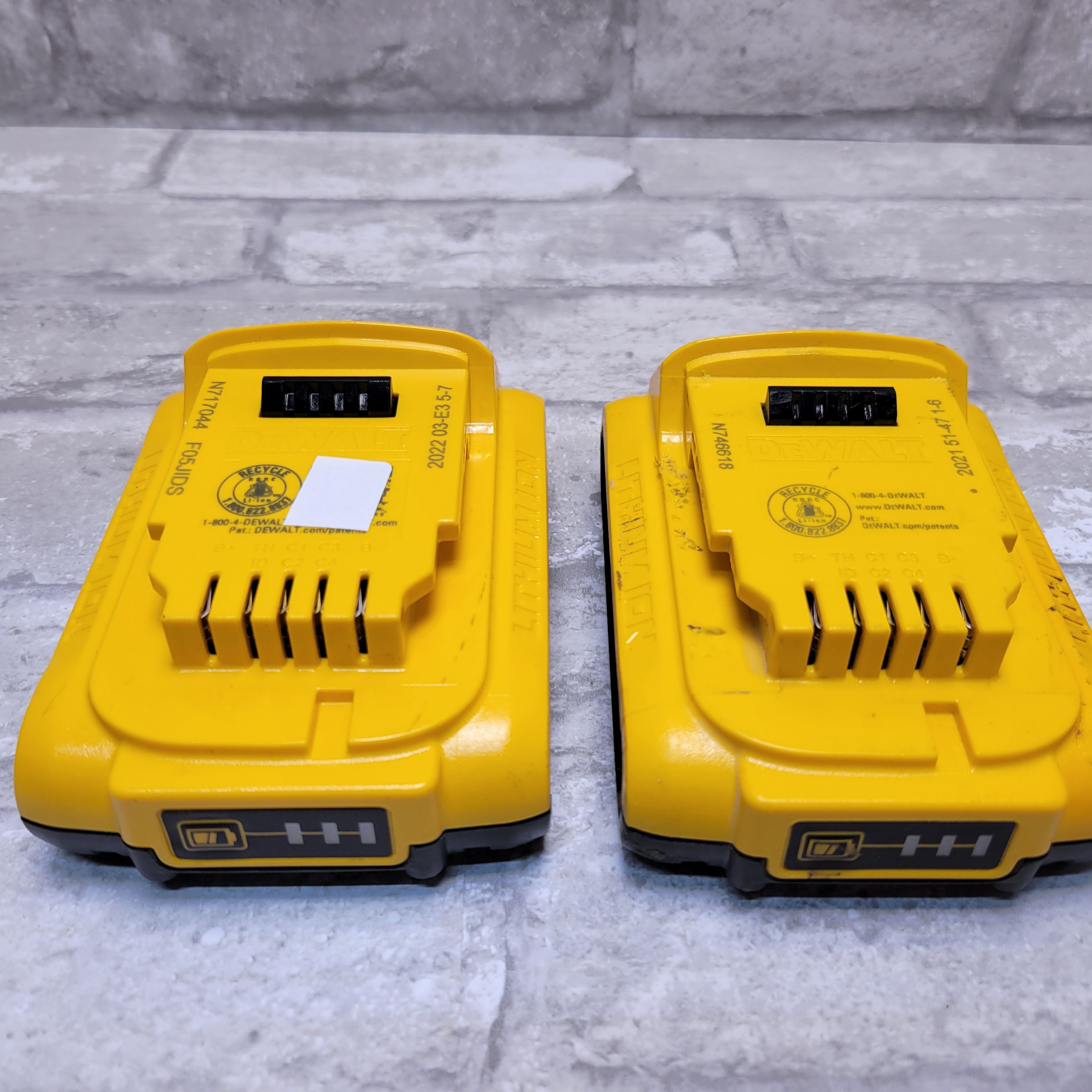 DEWALT 20-Volt MAX 2.0Ah Battery Pack DCB203, 2 Pack *USED* (7953652351214)